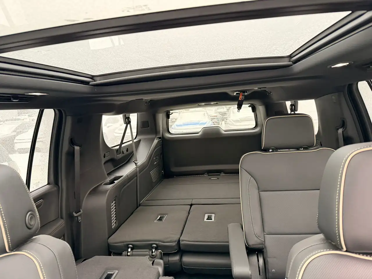 Chevrolet Suburban снимка Chevrolet Suburban