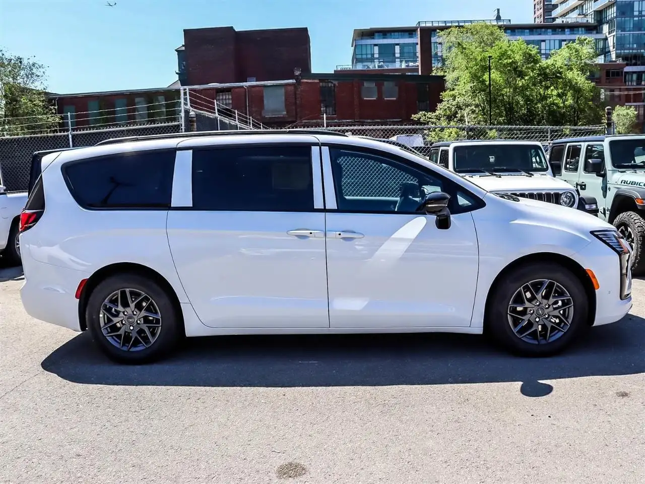 Chrysler Pacifica photo Chrysler Pacifica