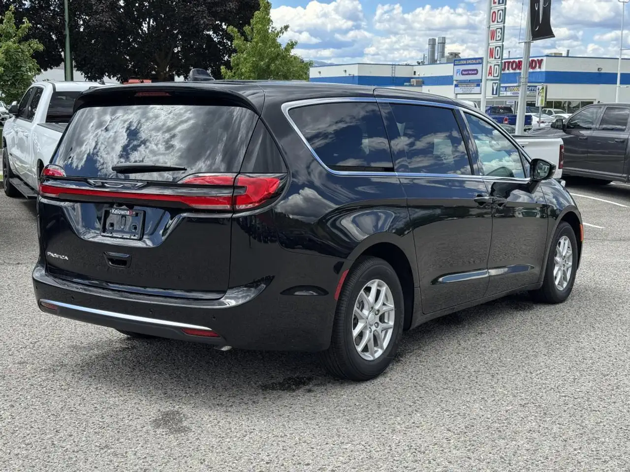 Chrysler Pacifica photo Chrysler Pacifica