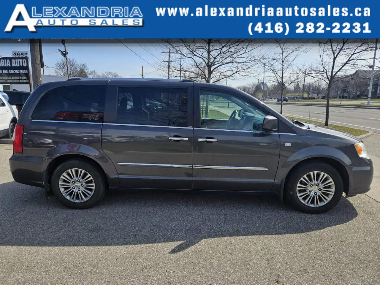 Chrysler Town & Country снимка Chrysler Town & Country