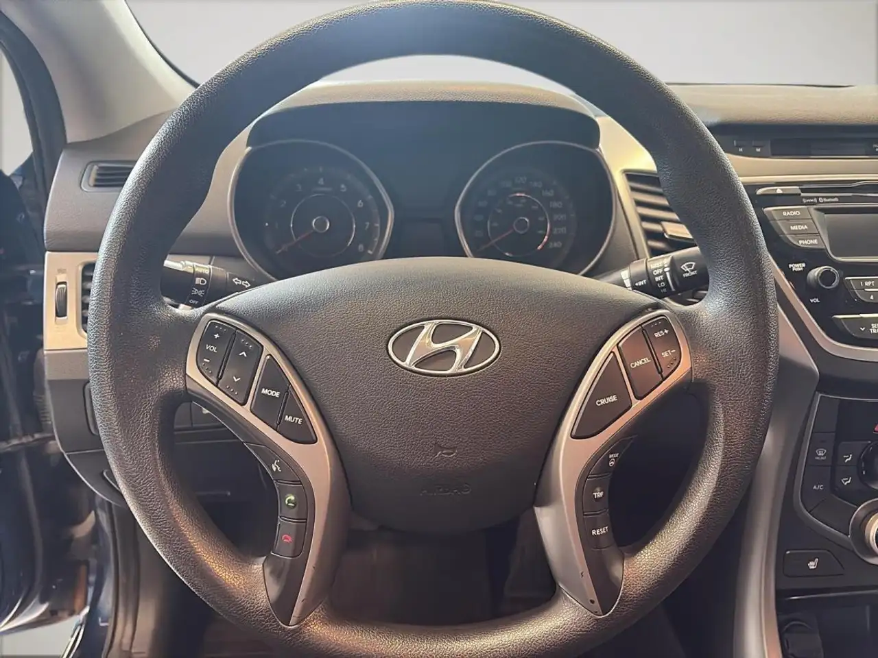 Hyundai ELANTRA photo Hyundai ELANTRA