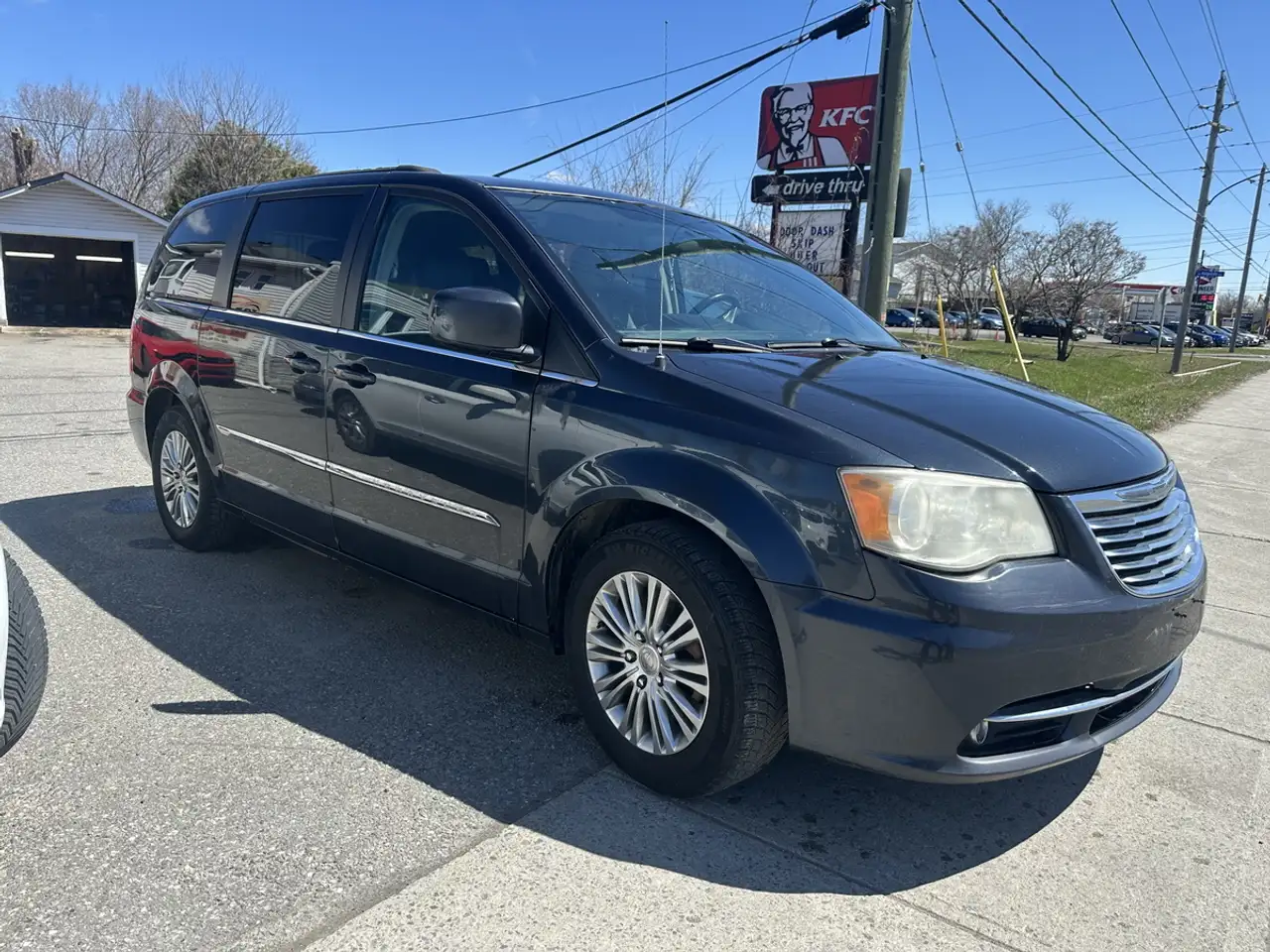 Chrysler Town & Country снимка Chrysler Town & Country