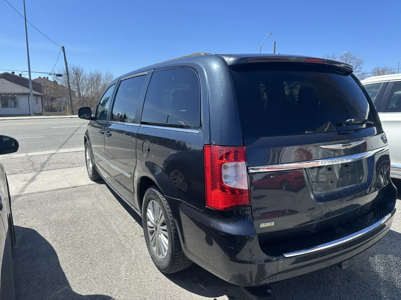 Chrysler Town & Country снимка Chrysler Town & Country