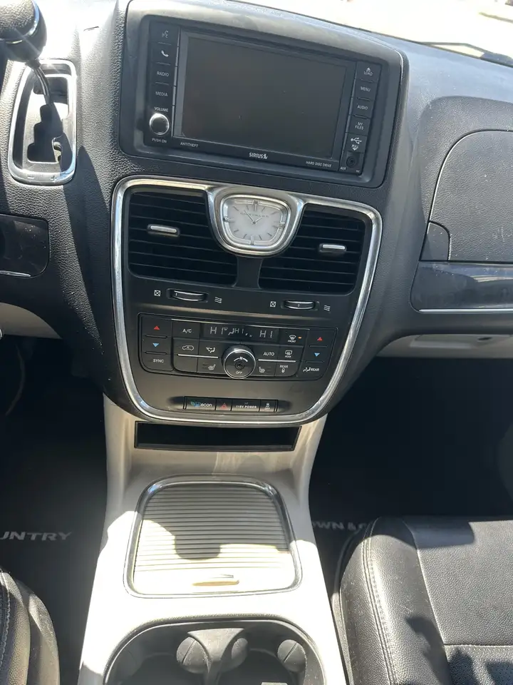 Chrysler Town & Country снимка Chrysler Town & Country