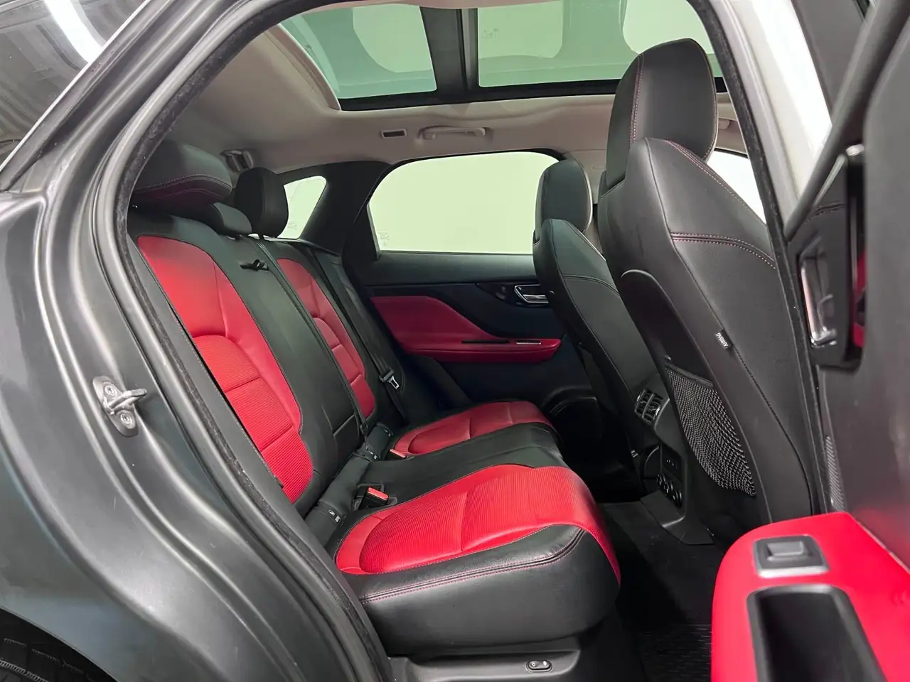 Jaguar F-Pace снимка Jaguar F-Pace