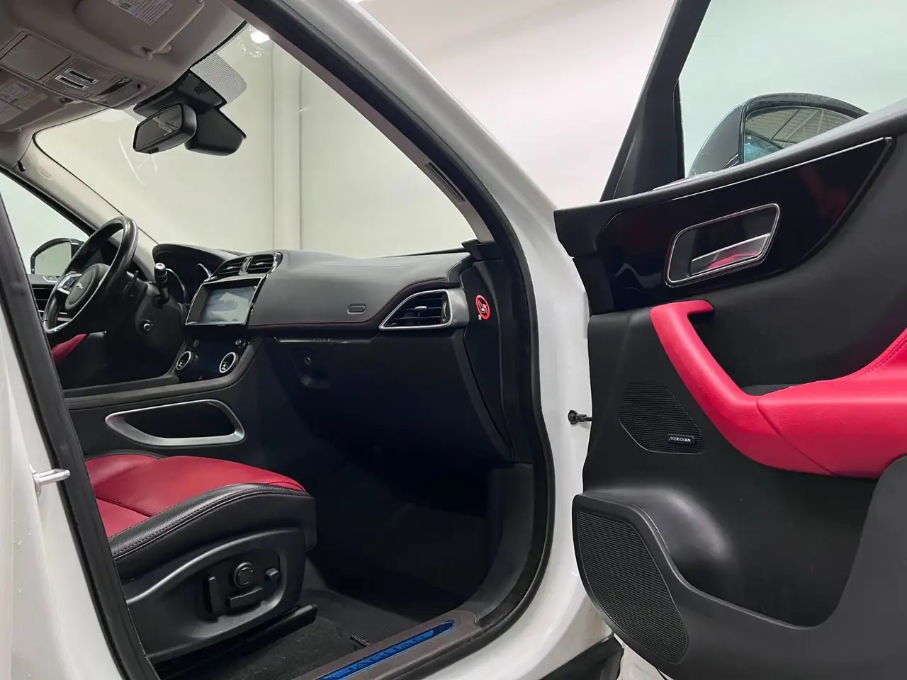 Jaguar F-Pace снимка Jaguar F-Pace