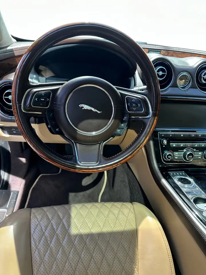 Jaguar XJ photo Jaguar XJ