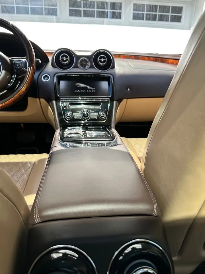 Jaguar XJ photo Jaguar XJ
