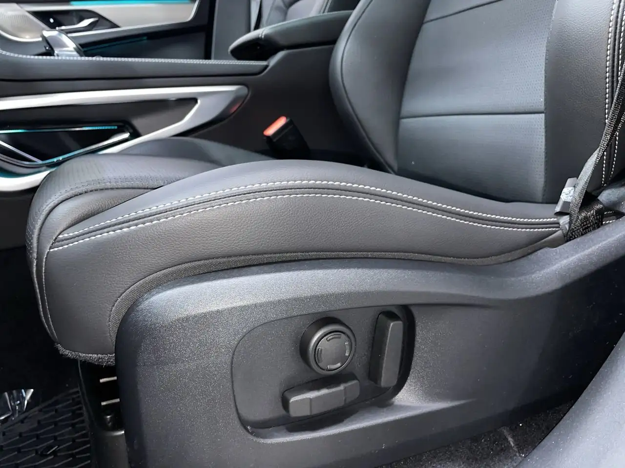 Jaguar F-Pace photo Jaguar F-Pace