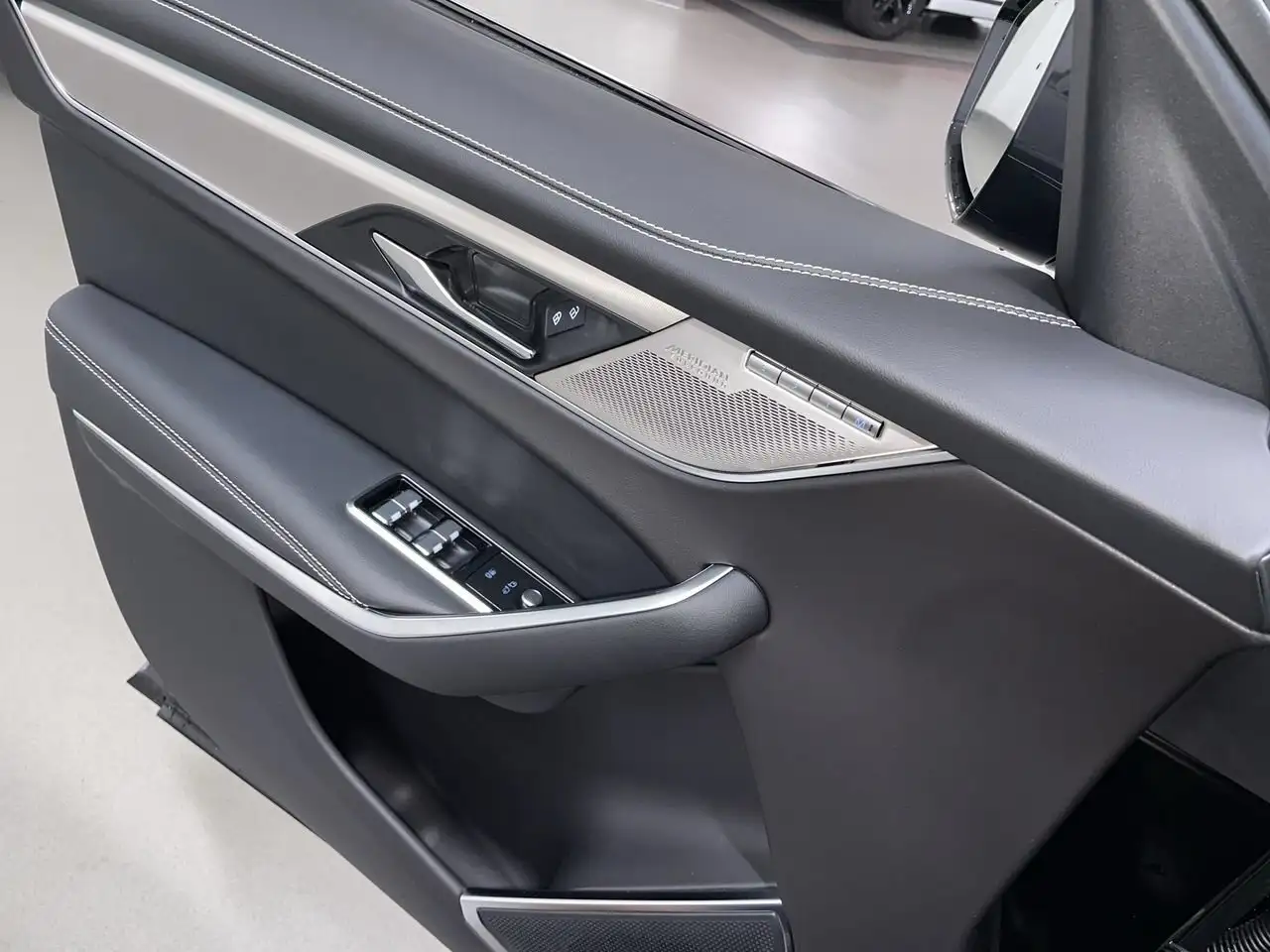 Jaguar F-Pace photo Jaguar F-Pace