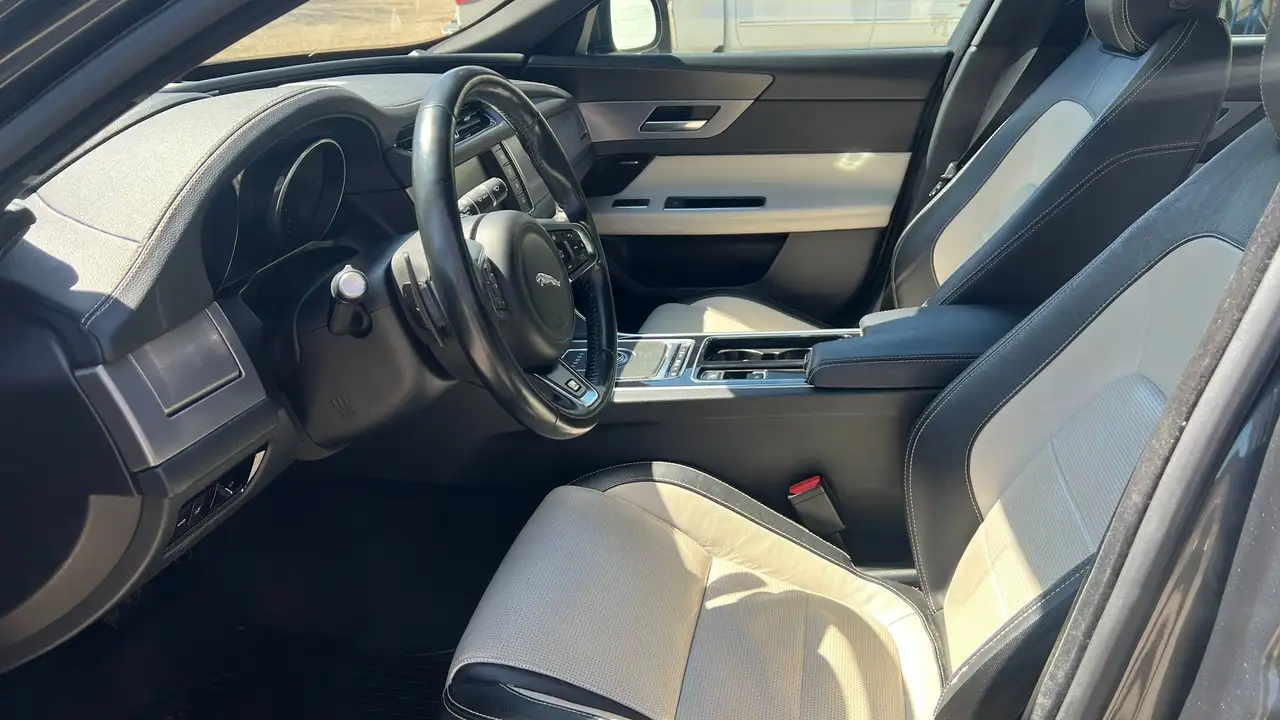 Jaguar XF photo Jaguar XF