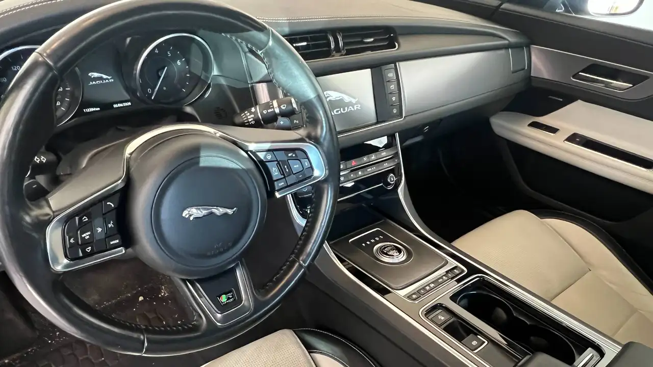 Jaguar XF photo Jaguar XF