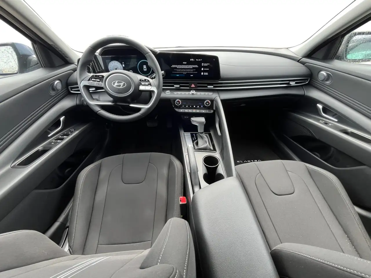 Hyundai ELANTRA photo Hyundai ELANTRA