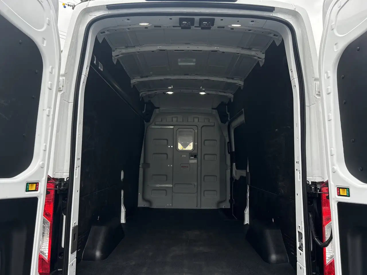 Ford Transit Cargo Van снимка Ford Transit Cargo Van