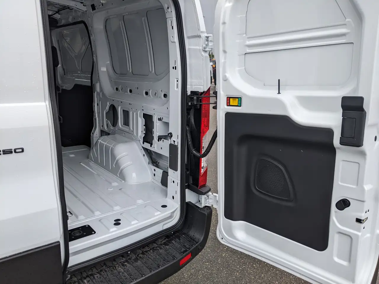 Ford Transit Cargo Van снимка Ford Transit Cargo Van
