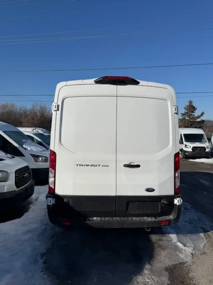 Ford Transit Cargo Van снимка Ford Transit Cargo Van