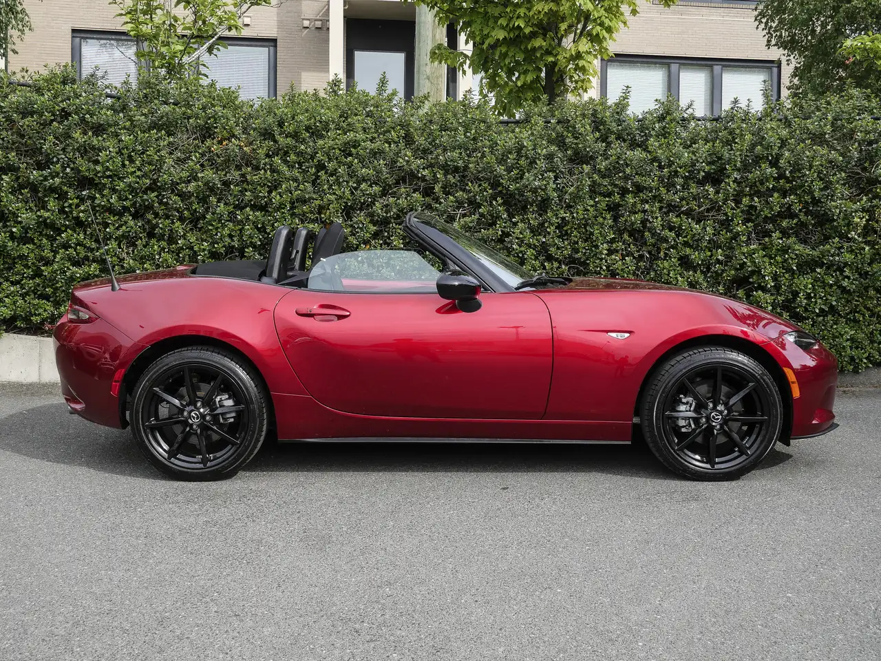 Mazda MX-5 Miata снимка Mazda MX-5 Miata