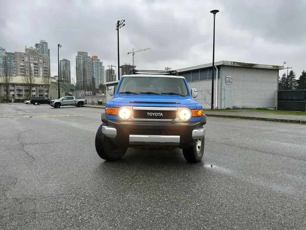 Toyota FJ Cruiser снимка Toyota FJ Cruiser