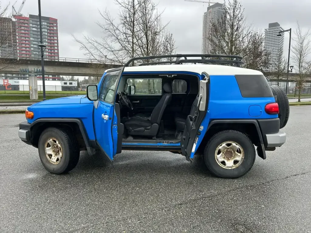 Toyota FJ Cruiser снимка Toyota FJ Cruiser