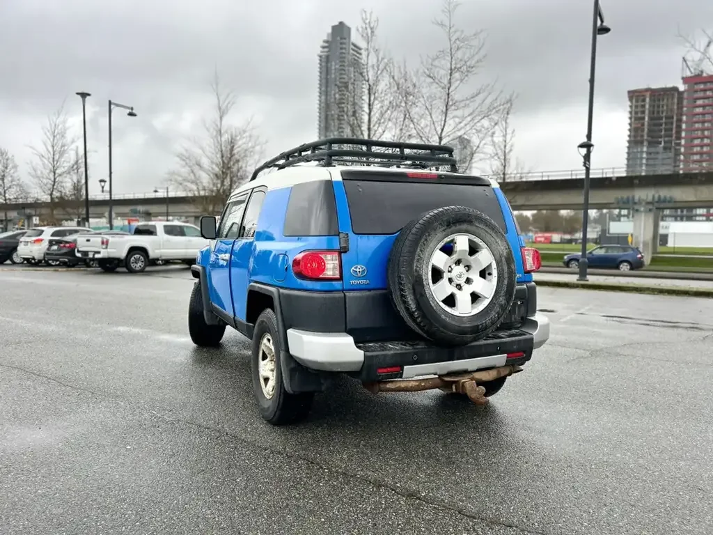 Toyota FJ Cruiser снимка Toyota FJ Cruiser