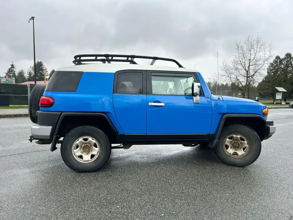 Toyota FJ Cruiser снимка Toyota FJ Cruiser