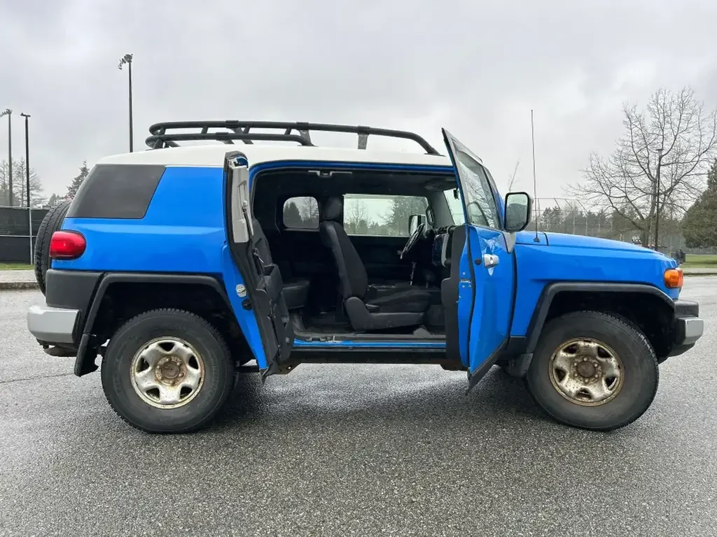 Toyota FJ Cruiser снимка Toyota FJ Cruiser