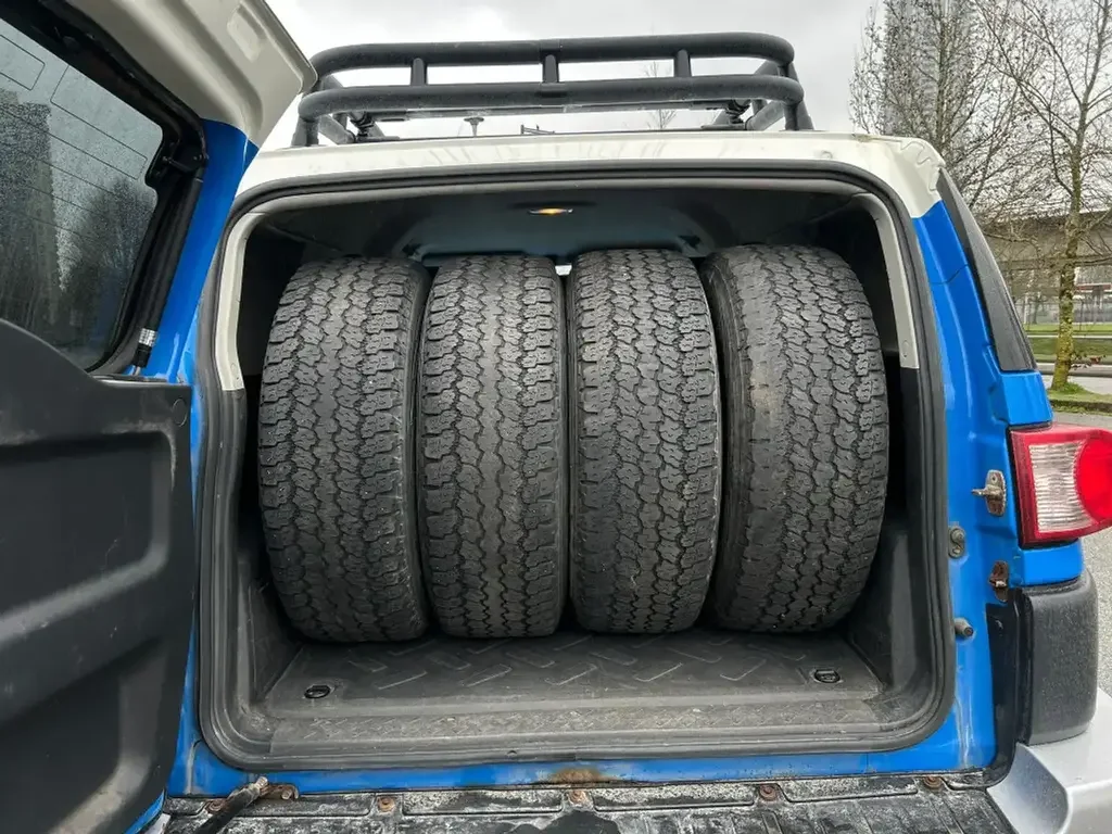 Toyota FJ Cruiser снимка Toyota FJ Cruiser